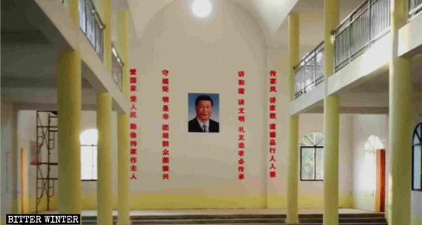 Ritratto di Xi Jinping e <em>slogan</em> propagandistici esposti in una chiesa cattolica nella città di Ji’an