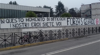 Striscione esposto questa mattina sulla cancellata di Ospedale San Gerardo di Monza dai parenti e amici di ricoverati.