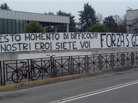 Striscione esposto questa mattina sulla cancellata di Ospedale San Gerardo di Monza dai parenti e amici di ricoverati.