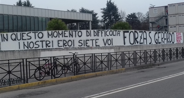 Striscione esposto questa mattina sulla cancellata di Ospedale San Gerardo di Monza dai parenti e amici di ricoverati.