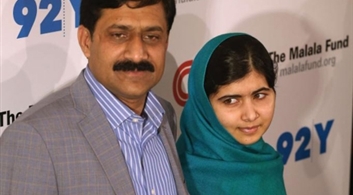Malala posa junto a su padre en Nueva York. | AFP
