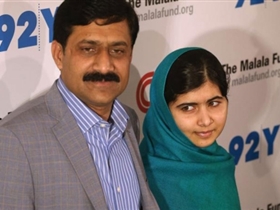 Malala posa junto a su padre en Nueva York. | AFP