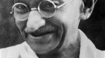 https://sc.wikipedia.org/wiki/Mohandas_Karamchand_Gandhi#/media/File:Portrait_Gandhi.jpg