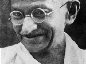 https://sc.wikipedia.org/wiki/Mohandas_Karamchand_Gandhi#/media/File:Portrait_Gandhi.jpg
